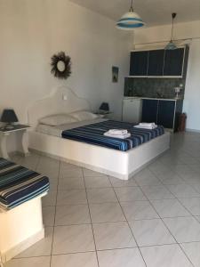 Postel nebo postele na pokoji v ubytování Christos rooms milos
