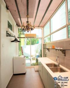 cocina con fregadero y lámpara de araña en Teluk Bahang European Style SemiD 4 Bedrooms 10ppl, en Teluk Bahang