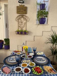 uma mesa azul e branca com pratos de comida em alba otel em Ildır