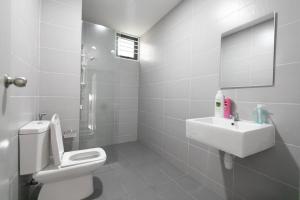 Ett badrum på Newly Renovated 3Bedroom Vacation Home 6-8pax