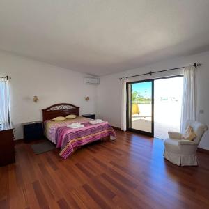 - une chambre avec un lit et une porte coulissante en verre dans l'établissement Villa Paraiso - 4 Bedrooms and pool, à Albufeira