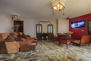 duży salon z kanapami i telewizorem w obiekcie Mega View Homestay w mieście Sa Pa