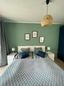 コウォブジェクにあるApartament "Portino"の青い壁のベッドルーム1室(大型ベッド1台付)