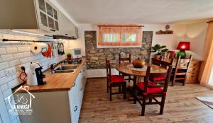 eine Küche mit einem Tisch und einem Esszimmer in der Unterkunft La Mimosa - Bike Friendly Home in Rosignano Solvay