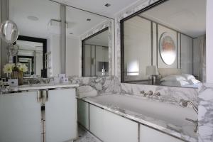 baño con bañera y espejo grande en Villa Maïa en Lyon