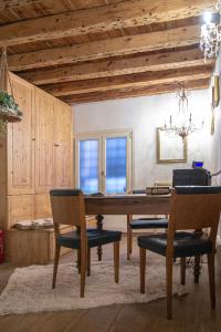 a dining room with a wooden table and chairs at Alloggi I Calieroni in Valstagna