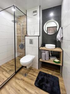 La salle de bains est pourvue d'une douche, de toilettes et d'un lavabo. dans l'établissement SOS CoMFORT 2 LAZUR, à Bourgas