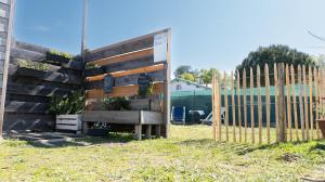 米米藏的住宿－studio 2 étoiles，建筑物旁院子中的木栅