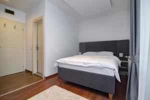 A bed or beds in a room at Hotel Konačište Akustik