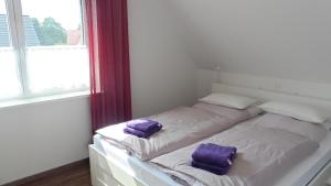 Un pat sau paturi într-o cameră la Ferienhaus Im Honigdorf