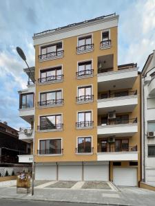 ein Apartmenthaus mit Balkon auf einer Straße in der Unterkunft SOS CoMFORT 2 LAZUR in Burgas City