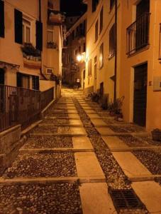 an empty street at night in an alley at Alloggi I Calieroni in Valstagna
