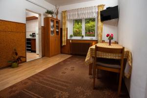 ein Wohnzimmer mit einem Tisch und einem Fenster in der Unterkunft Guest House ANA.k in Postojna