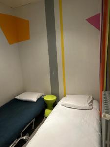 Säng eller sängar i ett rum på Logis Hotel Restaurant Le Grand Puech
