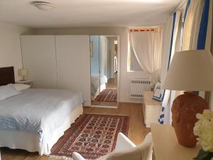 RoeにあるCasa Lellaのベッドルーム1室(ベッド1台付)、リビングルームが備わります。
