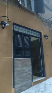une porte d'un bâtiment avec une fenêtre et des lumières dans l'établissement Grandmother's house, à Naples