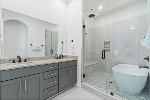 Un baño con bañera, lavabo y ducha. en 30A Pet Friendly Beach House - The Charming Blue Haven by Panhandle Getaways, en Santa Rosa Beach 23 fotos más