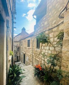 Το κτήριο όπου στεγάζεται  το διαμέρισμα