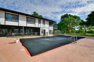 Bazén v ubytování Private Pool Pilot Point Home on 45 Acres nebo v jeho okolí