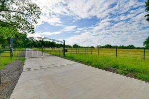 Fotografie z fotogalerie ubytování Private Pool Pilot Point Home on 45 Acres v destinaci Pilot Point