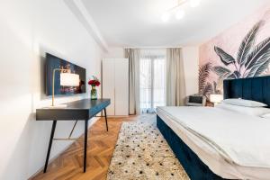 1 dormitorio con cama y escritorio en Porsche Villa mit Garten und Garage in Bestlage von Döbling in Wien en Viena