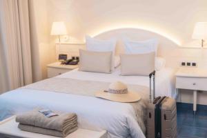 a hotel room with a bed with a hat on it at Hotel Port Salins by Pierre & Vacances in Empuriabrava