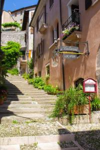 um beco com escadas que levam a um edifício em Alloggi I Calieroni em Valstagna