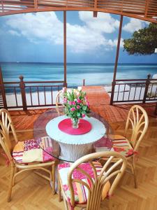 グディニャにあるApartment Amber 127m2 + terraceのテーブルと椅子、花瓶