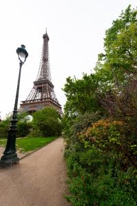 una luz de la calle frente a la torre Eiffel en Au pied de la Tour, en París