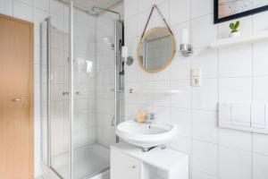 Koupelna v ubytování Harmony: Edersee Apartment – Sperrmauer – Lounge + 17 fotografií