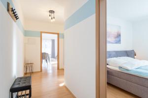 a bedroom with a bed and a dining room at Harmony: Edersee Apartment – Sperrmauer – Lounge in Edersee