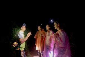 grupa ludzi stojących w ciemności w obiekcie Biohotel Arara River w mieście Leticia