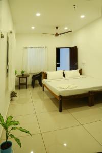 een slaapkamer met een groot bed in een kamer bij Bethesda Inn in Cochin
