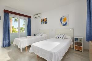 Posteľ alebo postele v izbe v ubytovaní Villa Punta des Port 13 by dracmallorca + 31 fotografií