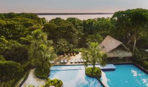 - une vue aérienne sur un complexe avec une piscine et des arbres dans l'établissement Biohotel Arara River, à Leticia