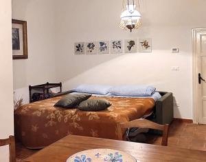 - une chambre avec un lit et 2 oreillers dans l'établissement Nell'antica dimora, à Casciana Terme
