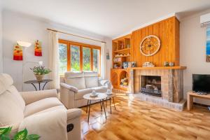 ein Wohnzimmer mit Couch und Kamin in der Unterkunft Mar i Cel in Colònia de Sant Pere