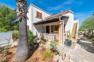 ein Haus mit einer Palme davor in der Unterkunft Mar i Cel in Colònia de Sant Pere