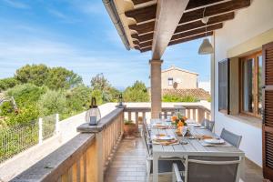 eine Terrasse mit Tisch und Stühlen auf einem Balkon in der Unterkunft Mar i Cel in Colònia de Sant Pere