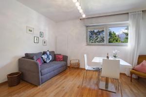 una sala de estar con un sofá y una mesa en Villa Sabine - Martha, en Merano