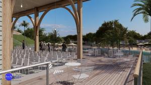 - un pavillon avec des tables et des chaises à côté de la piscine dans l'établissement Camping Aubigny-Les Clouzeaux, à Aubigny
