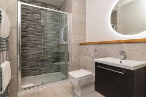 een badkamer met een douche, een toilet en een wastafel bij West End @ Netflix @ Newly Built in Aberdeen