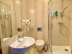 y baño con lavabo, aseo y ducha. en Apartement Południowy en Sarbinowo