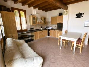 une cuisine avec une table blanche et un canapé blanc dans l'établissement B&B Tenuta Le Rondini, à Gavardo