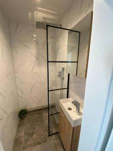 a bathroom with a sink and a glass shower at Nisay Home - 3 Room Apartment - Nr1 in Ludwigsburg