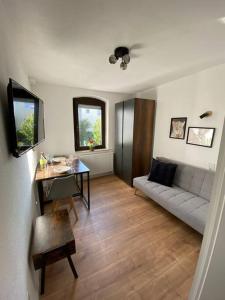 ein Wohnzimmer mit einem Sofa und einem Tisch in der Unterkunft Nisay Home - 3 Room Apartment - Nr1 in Ludwigsburg