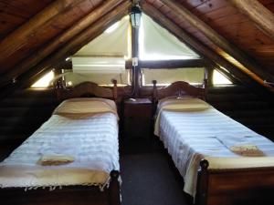 two beds in a room in a tent at Quechua Cabañas Funes in Funes