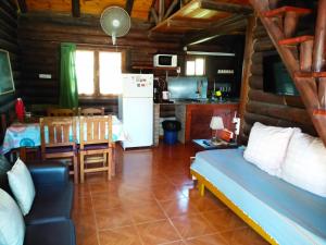 sala de estar con cama y cocina en Quechua Cabañas Funes en Funes