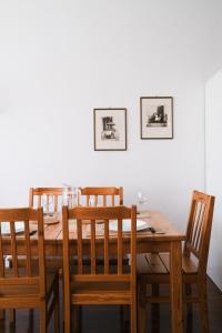 mesa de comedor con 6 sillas de madera en Casa Giuly en Crema