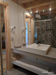 ビャウォヴィエジャにあるŚwironekのバスルーム(洗面台、鏡付)
